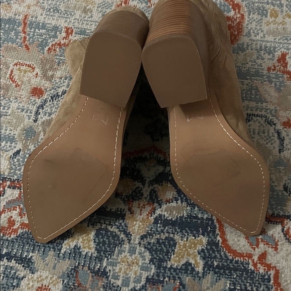 Marc Fisher Oshay tan suede ankle booty size 10 - Picture 5 of 11